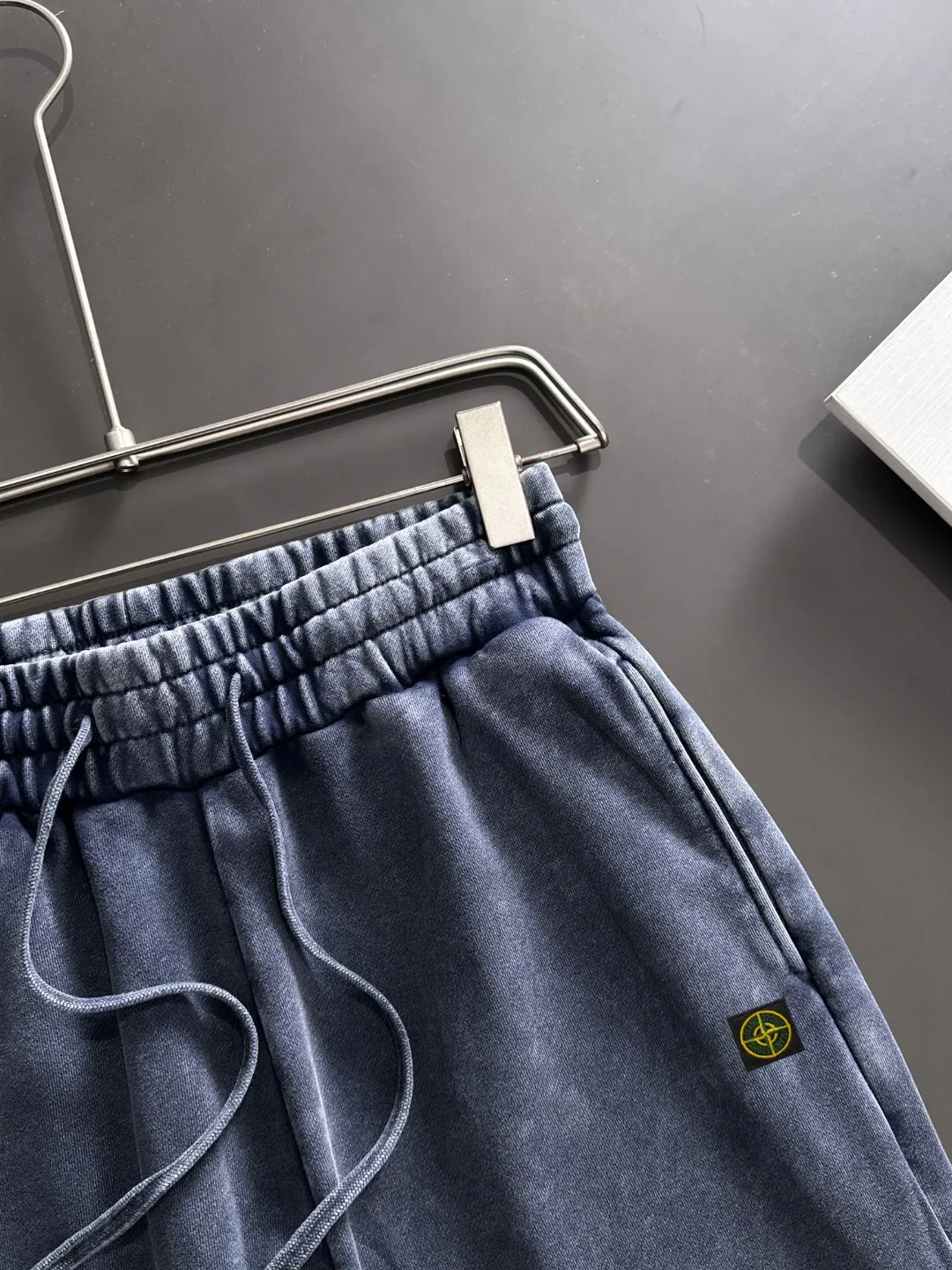 Next day shipment P360 Stone lsland/Stone Island Exclusively launches 25ss autumn and winter new high-quality trousers. Compare real-life details at will. Craftsmanship that ordinary small workshops cannot copy. Top-level ZP development. Unique imported fabric feel. Purely imported German machine production. Precision operation. Ten thousand needle density. A pair of trousers with rich details. You can see the development strength. A full set of new accessories are customized simultaneously. Simple yet elegant. Soft, delicate and comfortable. The upper body is versatile and fashionable. A perfect choice for autumn and winter. A must-have item. Loose fit. Please refer to the size chart when placing an order: S to XXL (or state your height and weight when placing an order)
